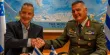 Le directeur général du ministère de la défense israélien, Amir Baram, et son homologue grec, Ioannis Bouras, après avoir signé un accord d’exportation d’une valeur d’environ 3 milliards d’euros, à Tel-Aviv (Israël), le 31 août 2026.