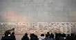 Des visiteurs admirent les marbres du Parthénon au British Museum de Londres, le 9 janvier 2023. DANIEL LEAL / AFP