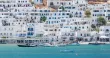 Une vue de Kamares, principal port de l'île de Sifnos en Grèce, le 27 juillet 2026.