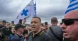 Ilias Kasidiaris s'adresse à ses partisans après sa libération de la prison de haute sécurité de Domokos, dans le centre de la Grèce, le 15 septembre 2026.