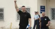Ilias Kasidiaris, ancien député et porte-parole du parti néonazi Aube dorée, à sa sortie de la prison de Domokos, en Grèce, le 15 septembre 2026.
