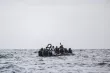 Des migrants attendent d’être secourus par l’équipage du navire « Ocean Viking », dans la zone de recherche et de sauvetage située au large des côtes libyennes, le 16 janvier 2026.