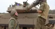 Des soldats israéliens autour d'un tank, près de la frontière sud de la bande de Gaza, le 9 octobre 2023.