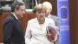 Angela Merkel (ici avec le président de la Banque centrale européenne, Mario Draghi, lors d'un sommet européen à Bruxelles) ne croirait plus à la théorie des dominos en Europe



