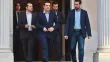 Alexis Tsipras (au centre) quitte le palais présidentiel, mardi, à Athènes. Crédits photo : ARIS MESSINIS/AFP



