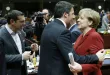 La chancelière allemande salue le premier ministre italien, Matteo Renzi, non loin d'Alexis Tsipras lors d'un sommet européen, le 19 mars à Bruxelles.


