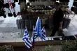 Trois drapeaux grecs et un drapeau européen près du port du Pirée à Athènes, le 14 juin 2015 (Photo ANGELOS TZORTZINIS. AFP)


