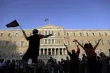 Mercredi soir, sur la place Syntagma, à Athènes, 10'000 personnes ont manifesté. Image: EPA


