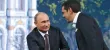 Vladimir Poutine et Alexis Tsipras au Forum économique international de Saint-Pétersbourg vendredi. Le leader grec a dénoncé «le cercle vicieux des sanctions» et mollement soutenu les accords de paix de Minsk. Crédits photo : GRIGORY DUKOR/REUTERS


