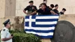 Un manifestant brandit, le 13 juillet 2015 le drapeau grec lors d'une manifestation à Athènes opposée à l'accord financier conclu à Bruxelles


