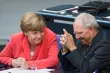 Angela Merkel-Wolfgang Schäuble : le puissant duo allemand a défendu le plan européen d'aide à la Grèce, vendredi. Il a été approuvé. © RPA


