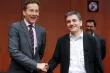 Le ministre grec des finances Euclid Tsakalotos à Bruxelles, avec le président de l'Eurogroupe, le Néerlandais Jeroen Dijsselbloem (Vendredi 14 août 2015) Image: Keystone



