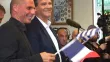 Arnaud Montebourg et son petit drapeau grec, Yanis Varoufakis et son petit drapeau français... Les deux hommes ont joué un numéro en miroir ce dimanche à Frangy-en-Bresse. Sans convaincre totalement.


