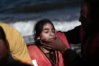 Une réfugiée à son arrivée par la mer sur l'île grecque de Lesbos, en provenance de Turquie, le 28 octobre 2015.


