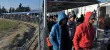 Des migrants font la queue avant une distribution alimentaire à la frontière entre la Grèce et la Macédoine à proximité d'Idomeni, jeudi. Crédits photo : SAKIS MITROLIDIS/AFP



