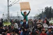 Environ 200 réfugiés ont protesté dans les environs du village grec d'Idomeni, samedi 12 mars à la mi-journée.


