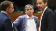 Le ministre grec des Finances Euclide Tsakalotos, au centre, et son homologue néerlandais, président de l'Eurogroupe, Jeroen Dijsselbloem, à droite, mercredi matin à Bruxelles. Crédits photo : EMMANUEL DUNAND/AFP



