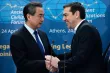 Le ministre des affaires étrangères chinois, Wang Yi, et le premier ministre grec, Alexis Tsipras, à Athènes, le 24 avril.


