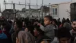 Un homme porte un enfant sur ses épaules lors d'une manifestation de réfugiés et migrants le 14 novembre 2017 à l'extérieur du camp de Moria à Mytilene, sur l'île grecque de Lesbos.


