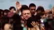 Le président turc Recep Tayyip Erdogan (C), salue des supporteurs, à Istanbul, le 6 novembre 2017



