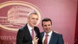 le secrétaire général de l'Otan, Jens Stoltenberg (g) et le Premier ministre macédonien Zoran Zaev, le 18 janvier 2018 à Skopje


