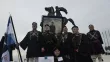 Des hommes en habits tradionnels devant la statue d'Alexandre Le Grand, opposés au maintien du mot "Macédoine" dans le futur nom du pays, se rassemblent à Thessalonique, le 21 janvier 2018



