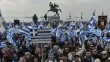 Des opposants au maintien du mot "Macédoine" dans le futur nom du pays brandissent des drapeaux de la Grèce, devant la statue d'Alexandre le Grand, le 21 janvier 2018 lors d'une manifestation à Thessalonique


