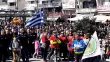 Des habitants de la ville grecque d'Orestiada près de la frontière gréco-turque manifestent le 11 mars 2018 pour réclamer la libération de deux soldats grecs détenus en Turquie


