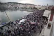 De nombreux résidents ont manifesté lors du discours du permier ministre grec, la plupart d'entre eux venant du village de Moria, où est situé le camp le plus surpeuplé de l'île, demandant des mesures pour réduire la pression migratoire.


