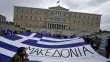 Un drapeau grec sur lequel est inscrit "Macédoine" est brandi lors d'une manifestation devant le parlement grec à Athènes en début d'année.


