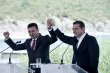 Le Premier ministre grec Alexis Tsipras (D) et son homologue macédonien Zoran Zaev lors de la signature de l'accord sur le nom de la Macédoine, au lac Prespes, le 17 juin 2018


