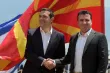 Les Premiers ministres grec Alexis Tsipras et macédonien Zoran Zaev se sont serrés la mainsur les rives du lac frontalier de Prespes. Image: Keystone


