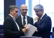 Les Européens ont débattu une partie de la nuit sur les paramètres de la dette grecque. Ici, le ministre grec des Finances, Euclide Tsakalotos et le président de l'Eurogroupe, Mario Centeno, entourent le commissaire aux Affaires économiques, Pierre Moscovici. - John Thys/AFP


