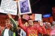 Lors d'une manifestation contre l'accord entre la Grèce et l'ancienne république yougoslave de Macédoine, le 23 juin à Skopje. Le manifestatant vêtu d'un tee-shirt sur lequel il est écrit « Russie » brandit un portrait du héros national Gotsé Deltchev.



