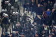 La police grecque aux prises avec des supporters de l'Ajax avant le coup d'envoi. (Reuters)


