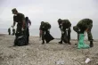 Soldats nettoyant une plage sur l'île de Lesvos