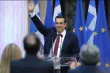 Alexis Tsipras, qui ne portait jamais la cravate, avait promis qu'il la mettrait quand il parviendrait à sortir définitivement le pays de la crise.