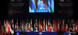 Le président de la Banque européenne pour la reconstruction et le développement, le Britannique Suma Chakrabarti, lors d'un discours à l'occasion de la réunion annuelle de la banque, jeudi 14 mai à Tbilissi, en Géorgie. Crédits photo : VANO SHLAMOV/AFP


