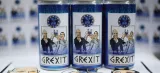 Après avoir déposé la marque en Allemagne, un entrepreneur de Hamm s'apprêtait à lancer, mardi, une boisson à la vodka et au citron, «Grexit», à l'effigie du premier ministre grec, Alexis Tsipras, et de son ministre des Finances, Yanis Varoufakis. Crédits photo : INA FASSBENDER/AFP


