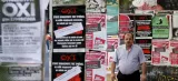 Affiches pour le non (oxi) au référendum, dans les rues d'Athènes, le 2 juillet. Crédits photo : CHRISTIAN HARTMANN/REUTERS



