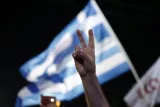 Dans la foule des partisans du non au référendum de dimanche, à Athènes, vendredi soir.


