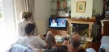 Iannis et Katerina attendent les resultats (Doan Bui/L'Obs)


