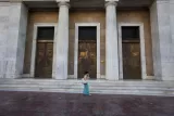 Devant la Banque de Grèce , à Athènes, le 6 juillet. La Banque européenne centrale refuse de prendre une décision qui doit incomber, selon elle, aux responsables politiques.


