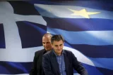 L'ex ministre grec des Finances Yanis Varoufakis (G) et son successeur Euclid Tsakalotos (D). © Yannis Behrakis


