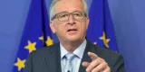 Jean-Claude Juncker communique avec Alexis Tsipras par SMS, y compris lorsqu'il s'adresse aux eurodéputés... (Crédits : © Eric Vidal / Reuters)


