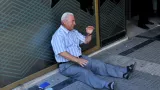 Giorgos Chatzifotiadis, 77 ans, avait successivement tenté trois banques fermées, à Thessalonique (nord), pour récupérer une partie de la pension de sa femme, qui souffre de problèmes de santé. Crédits photo : SAKIS MITROLIDIS/AFP


