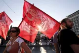 Des manifestants anti-Union européenne devant le Parlement d'Athènes, lundi 13 juillet.



