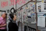 Les quotidiens ont fait lundi leurs gros titres sur l'humiliation infligée, selon eux, à la Grèce par l'Allemagne. Image: Keystone


