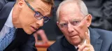 Le ministre des Finance finlandais, Alexander Stubbe en conversation avec son homologue allemand, Wolfgang Schaeuble, à Bruxelles lundi. Crédits photo : Geert Vanden Wijngaert/AP


