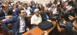 Alexis Tsipras face au journalistes, mercredi, à l'Assemblée à Athènes, avant une réunion de son groupe parlementaire. Crédits photo : YANNIS BEHRAKIS/REUTERS



